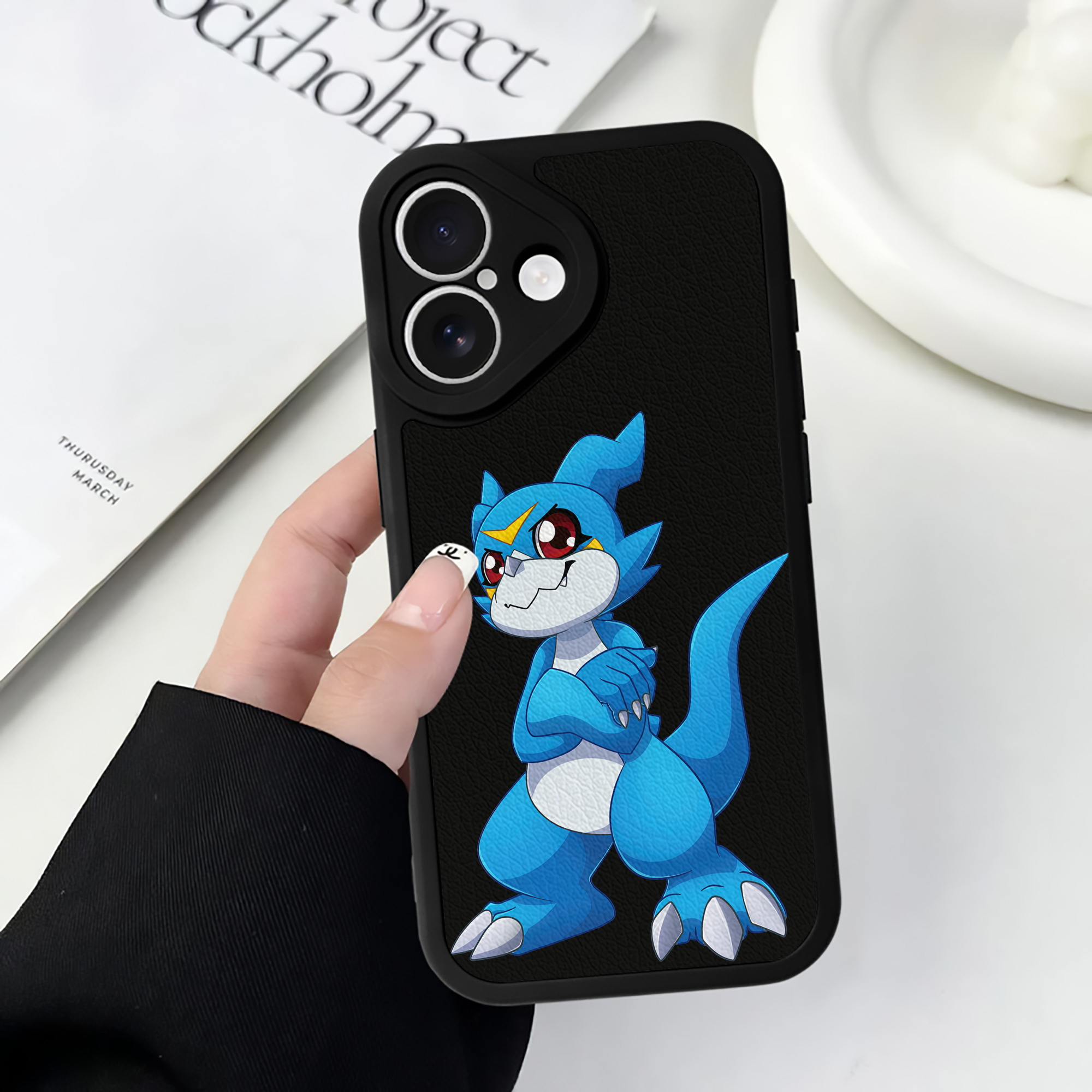 （画像用） Digimon デジタルモンスター/デジモン 【iPhone 16シリーズ対応】シリコンスマホケース（レザー調） 材質：シリコン